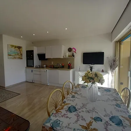 Le Trident B * Κάννες